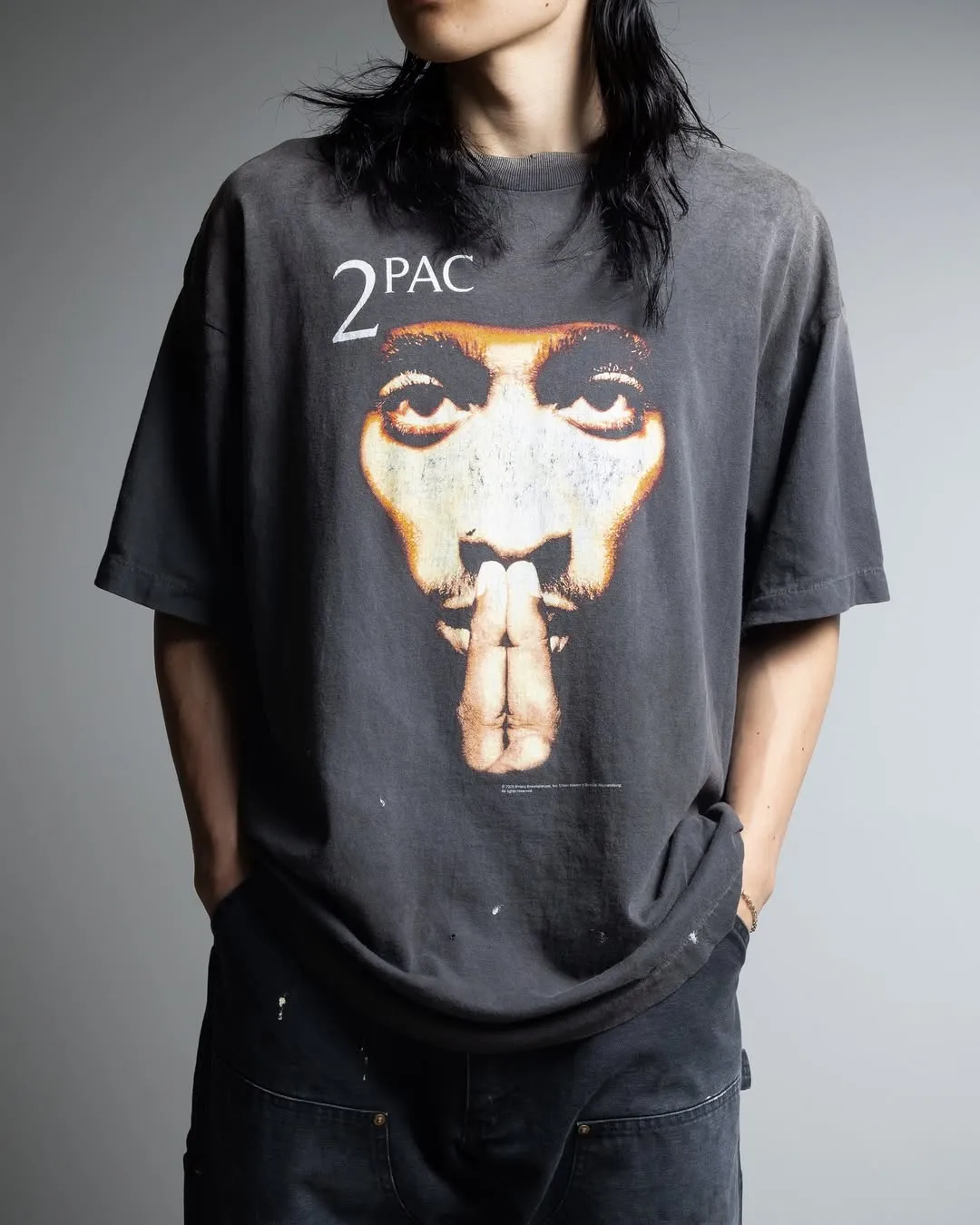 SAINT Mxxxxxx × 2PAC 2PC_SS TEE/2PAC/BLK 2PAC co-branded model 2PAC character TEE washed black S-XL A blockbuster co-branded project by the legendary hip-hop artist 2PAC The printing part refers to the iconic graphics on the cover of 2PAC's albums "R U Still Down" and "Shakur" The entire garment is rewashed and distressed/holes processed Printing cracked effect The ceiling of New Vintage 2PAC powder is a must-have